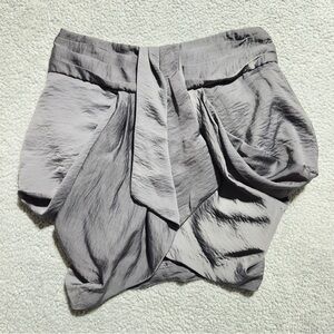 👉 ASOS Grey Metallic Tulip Short Size US 10